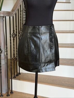 NWOT Commense Black Croc-Embossed Button Mini Skirt